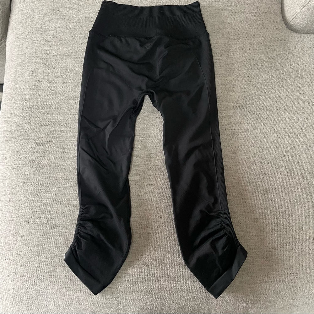 {Lululemon} black cropped scrunch leggings size 4